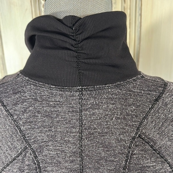 Lululemon Gray and Black Long Sleeve Athletic 1/4 Zip Sports Jacket - Picture 8 of 10